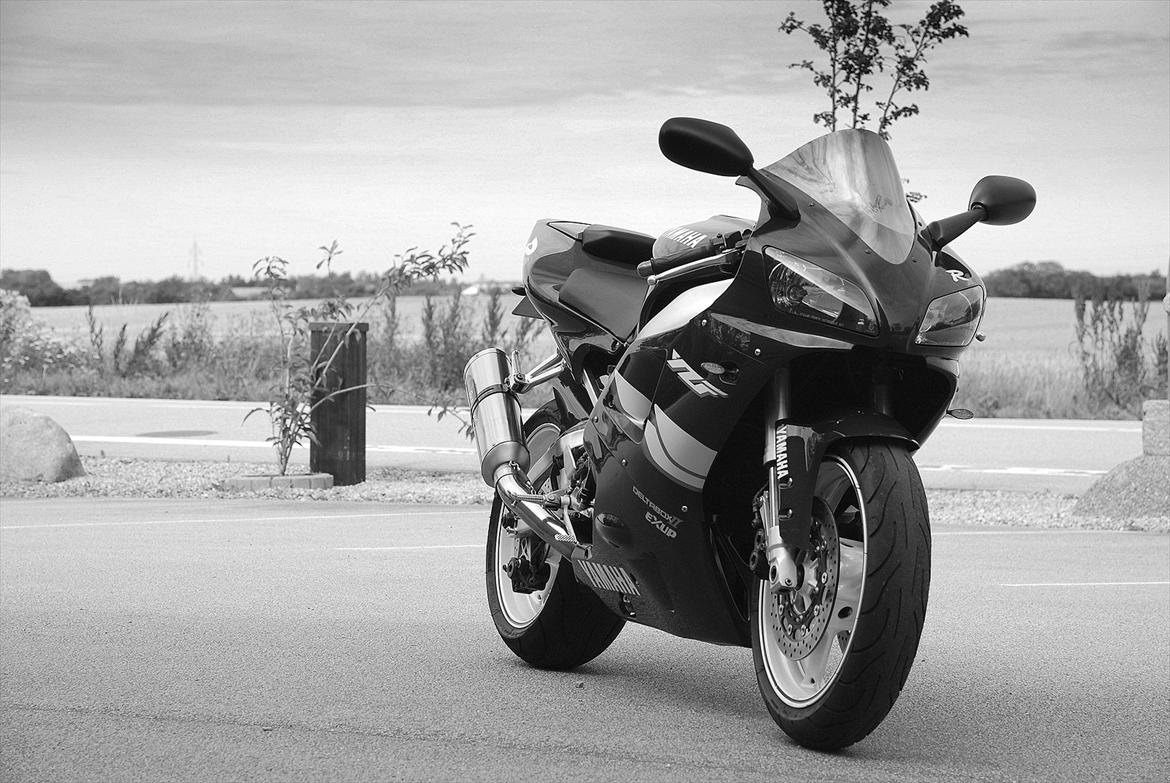 Yamaha YZF R1 - Solgt - Tja... den er nu heller ikke dum i sort. :)  billede 7