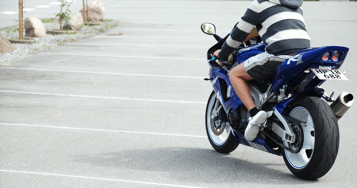 Yamaha YZF R1 - Solgt - Lige fået R1'en den dag. Jeg havde på det tidspunkt ikke kortet.. men trillede en lille tur om til Stagstrup skole, og trillede lidt der..  :)  billede 8