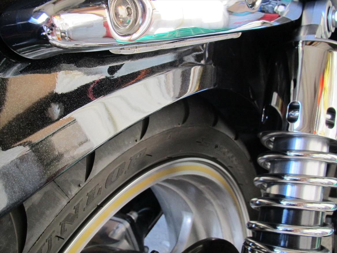 Suzuki VZ 1600 Marauder "SOLGT" :-D - Ingen bagage-kroge eller hjelmlås, til gengæld gyldne striber (fjernet igen d. 21/7-11) på fælgene, man kan også lige skimte LED lys-striben. billede 19