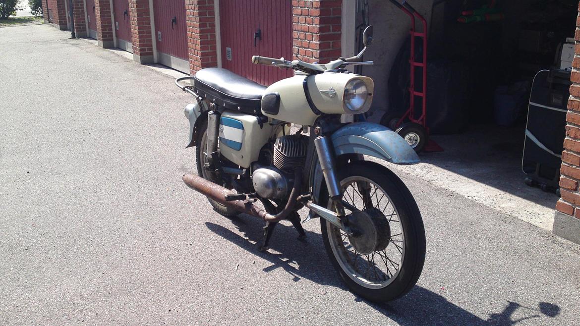 MZ ES 150, Svinet  - står i min fars garage. billede 1