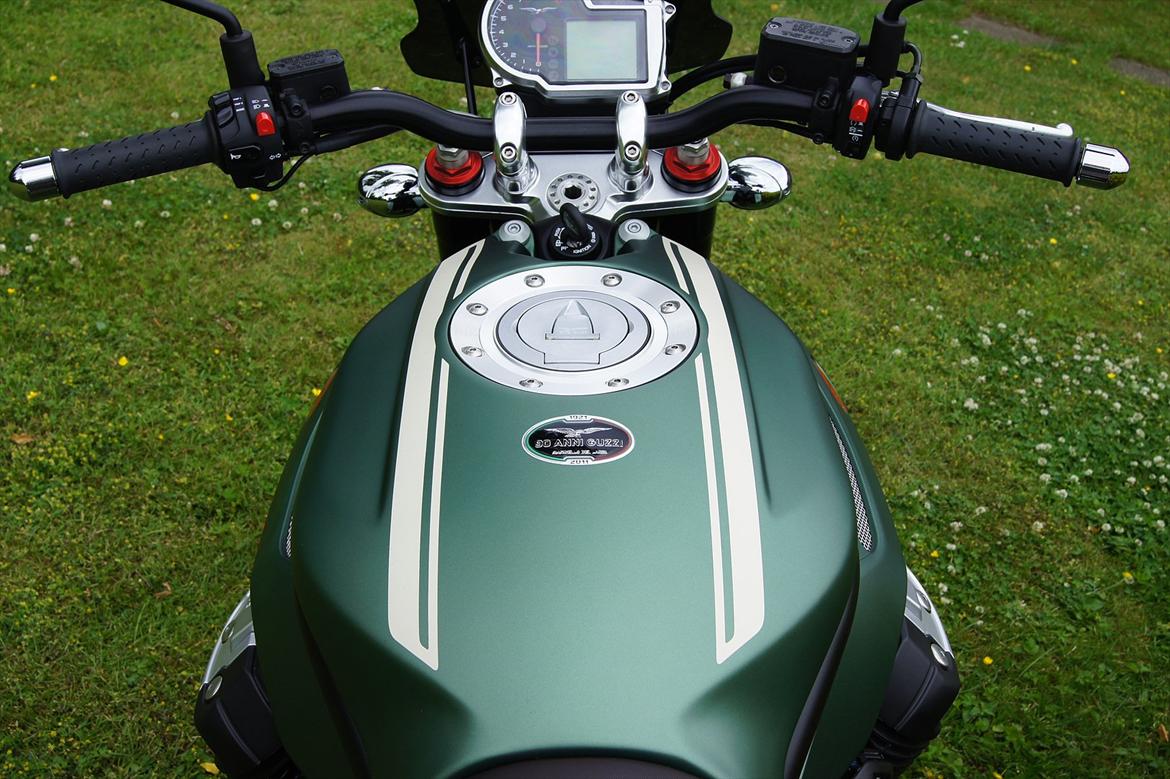 Moto Guzzi Griso 1200 8 V, SE - Moto Guzzi har her i år, 2011, 90 års fødselsdag. Er Europas ældste eksisterende MC-fabik, som har lavet MC`er i alle årene uden pauser. Men økonomien har været "lidt stram" i mange år ! billede 14