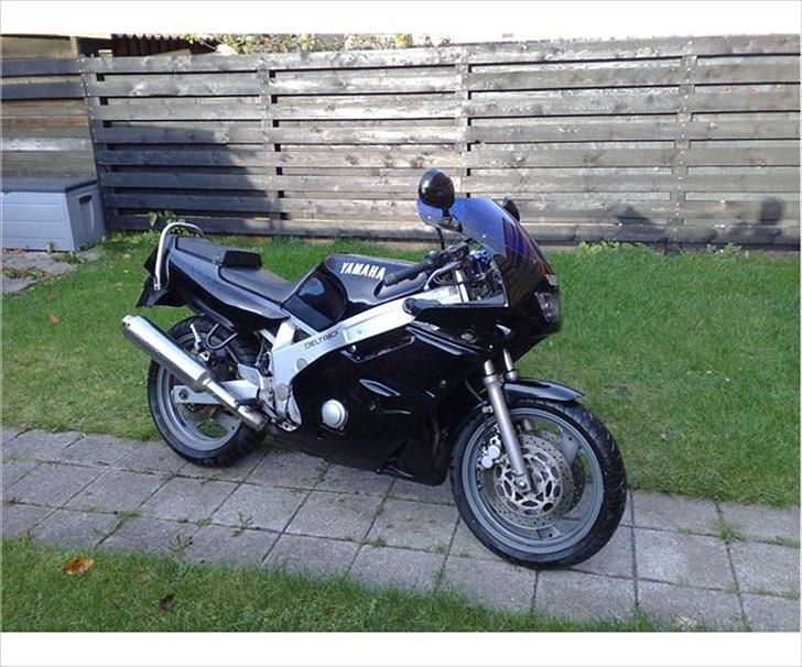 Yamaha FZR 600 billede 1