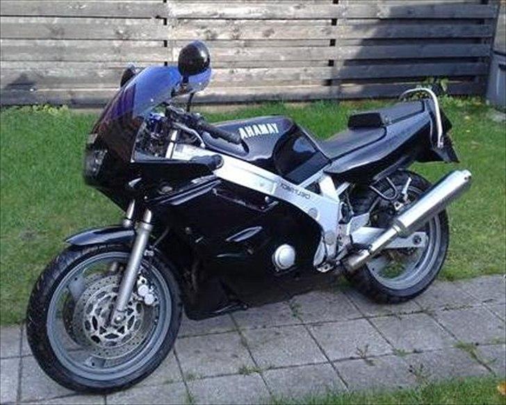 Yamaha FZR 600 billede 4