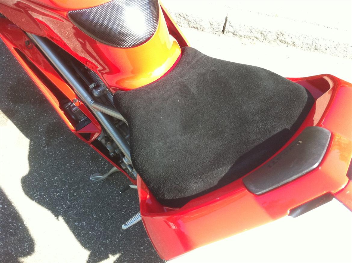 Ducati 999 (Stjålet) - Hjemmelavet ruskindssæde billede 3