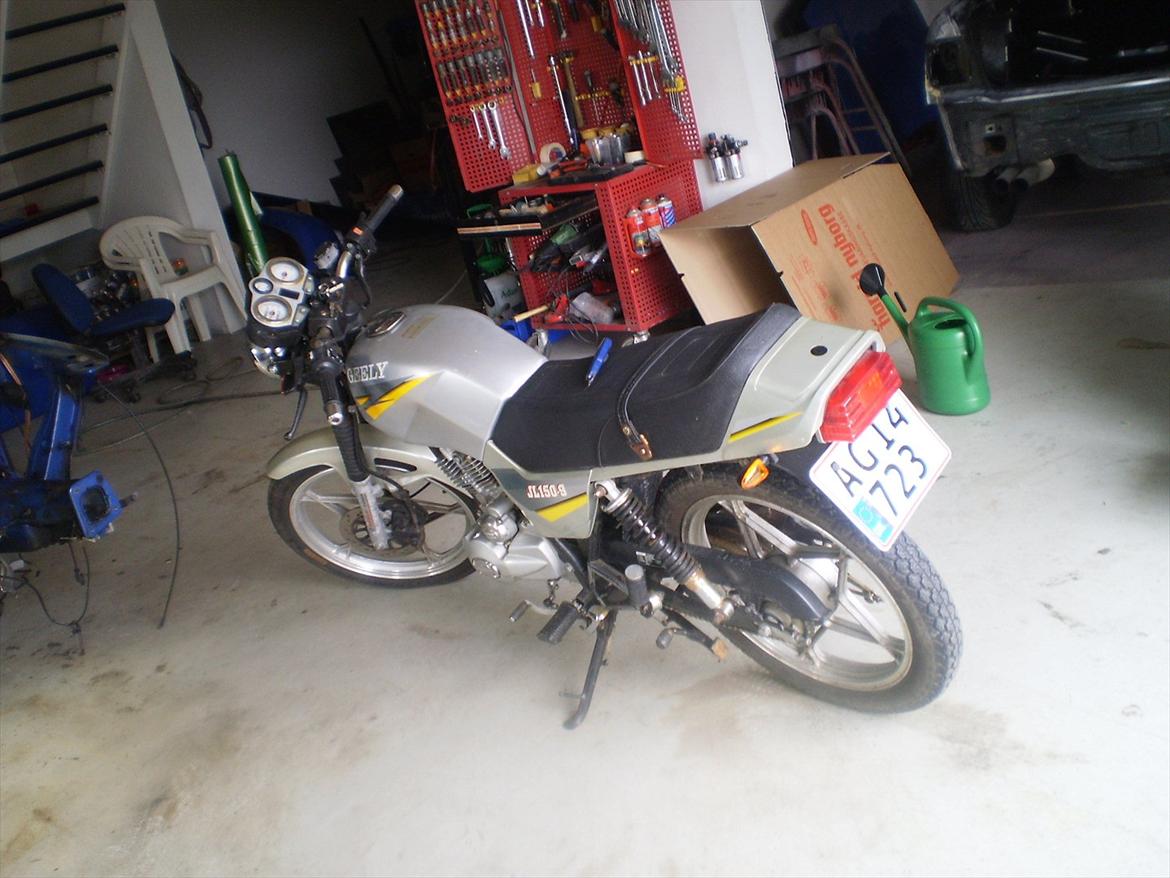 Geely Grand Puma - før.. havde nogle trælse rustpletter på tanken. samt plastic var lysegrøn istedet for sølv. billede 8