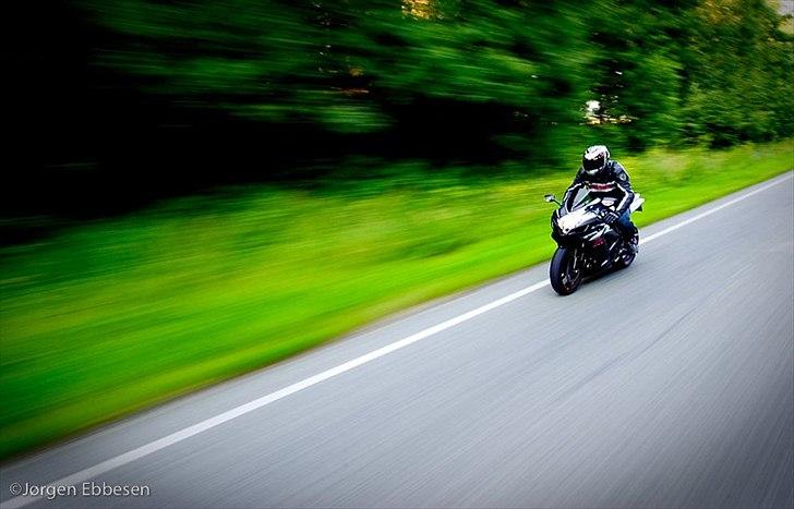 Suzuki GSX-R 750 - Ude og lede efter ballade :-) Tur oppe i Nordsjælland med en kammerat som gør i foto... billede 10