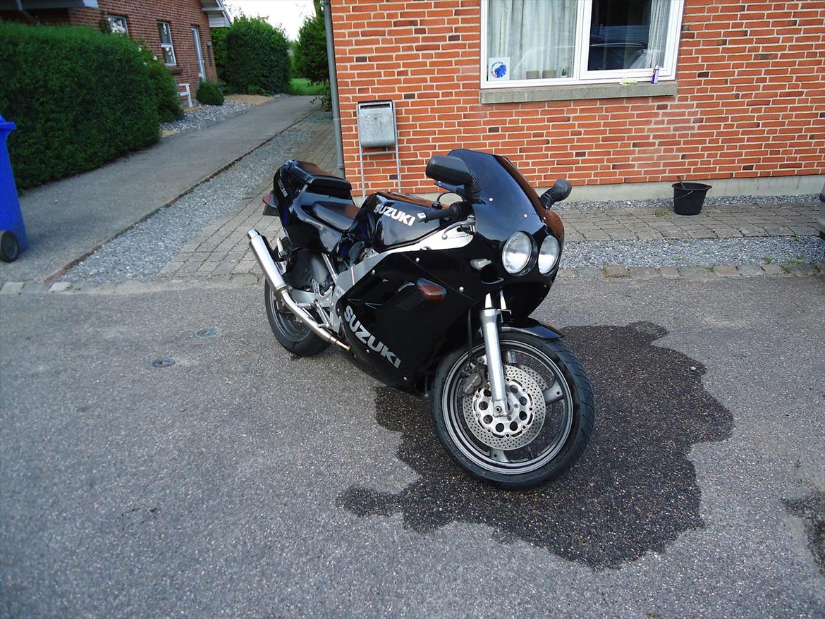 Suzuki Gsxr 400r - lige blevet vasket derfor det er helt vådt neden under :) billede 1