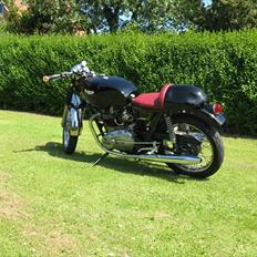 Triumph T140 