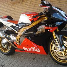 Aprilia RSV 1000R Factory