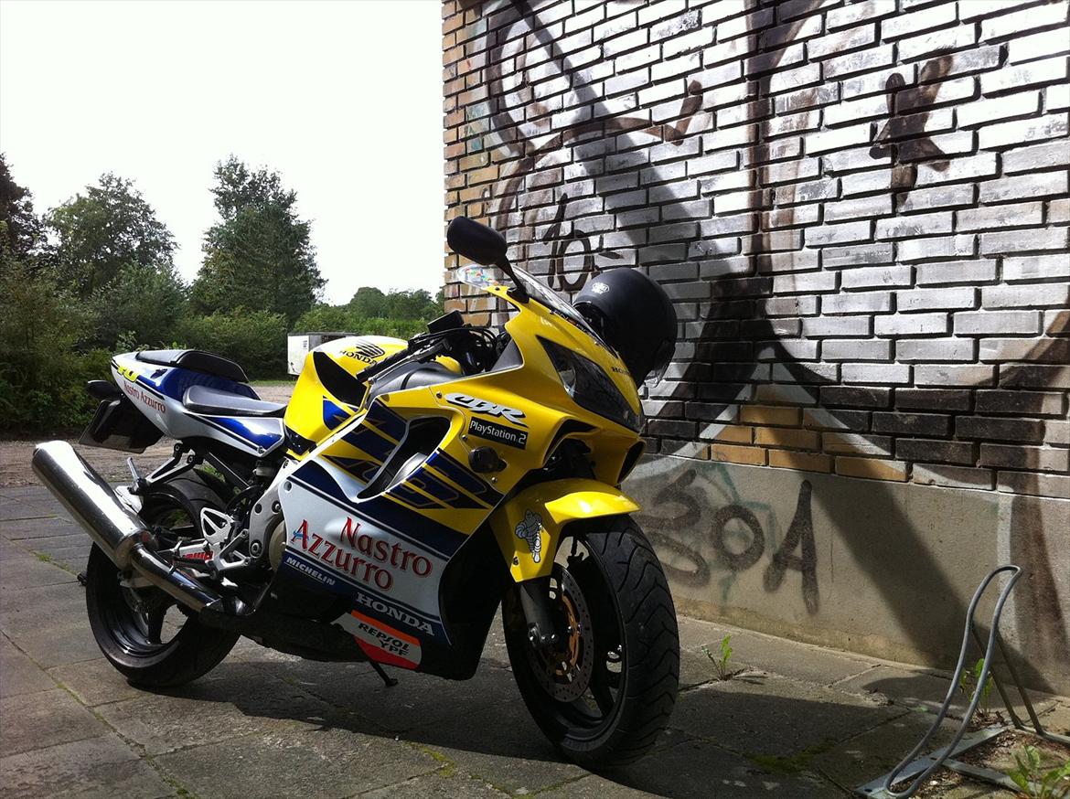 Honda CBR 600 F4i Sport Rossi - Foran den gamle lokale foldboldklub. billede 1