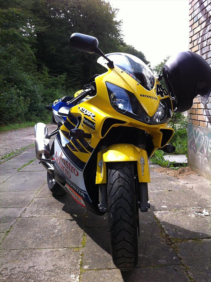 Honda CBR 600 F4i Sport Rossi - Foran den gamle lokale foldboldklub. billede 2