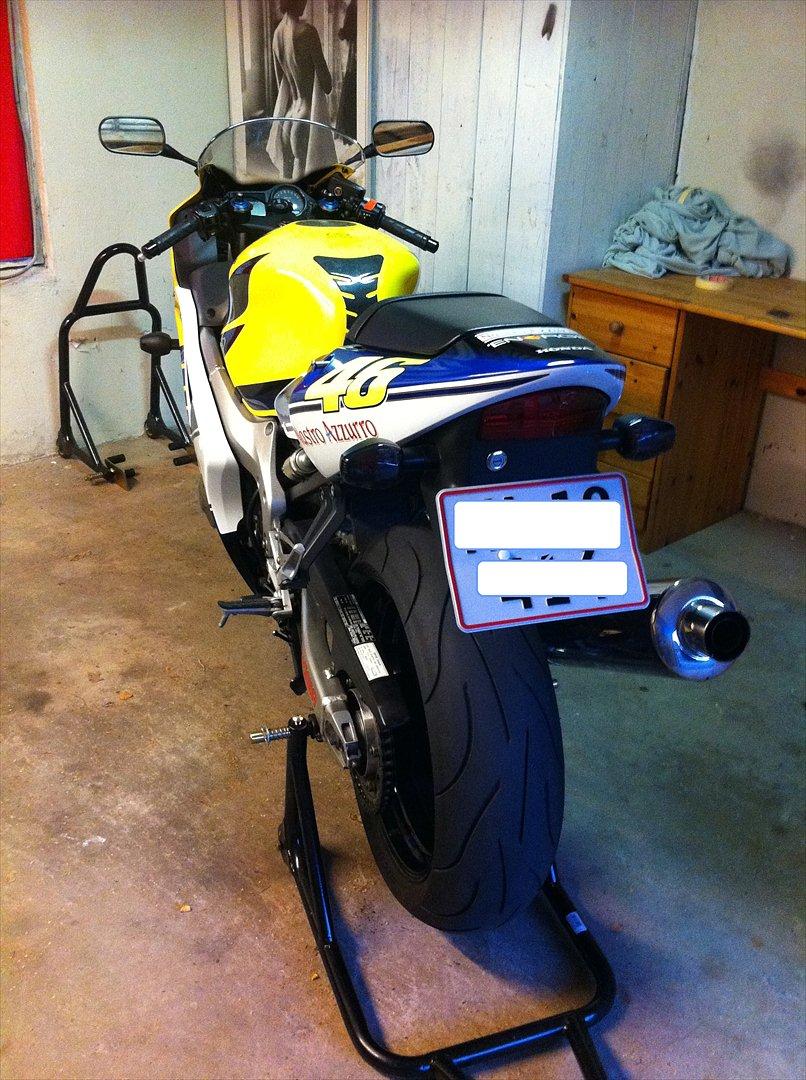 Honda CBR 600 F4i Sport Rossi - På løfter i den gamle garage billede 9