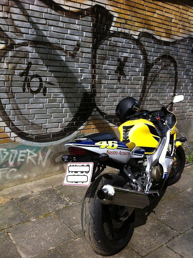 Honda CBR 600 F4i Sport Rossi - Foran den gamle lokale foldboldklub. billede 4