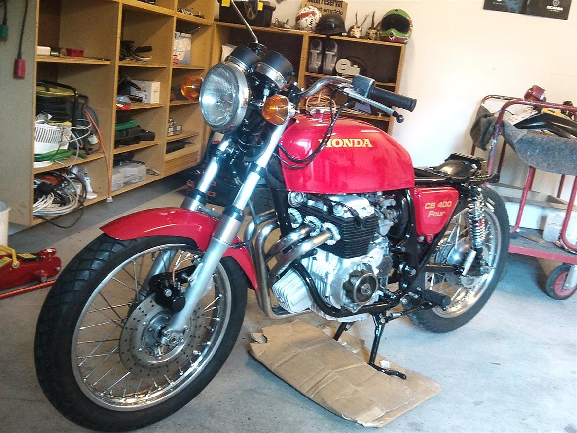 Honda CB400F -SOLGT- - Nu er jeg nået så langt. Mangler at få poleret dæksler op og få gang i den igen. billede 1