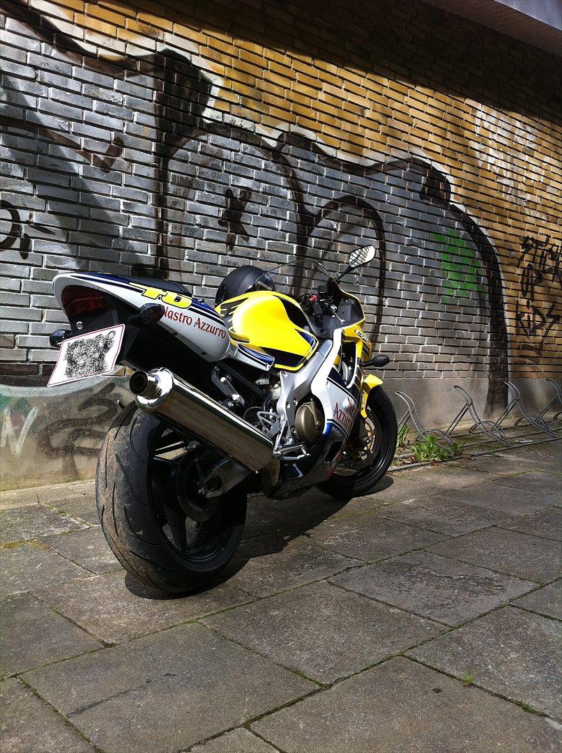 Honda CBR 600 F4i Sport Rossi - Foran den gamle lokale foldboldklub. billede 3