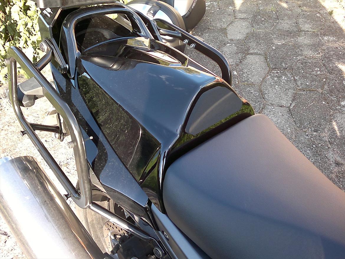 Suzuki GSF1250S Bandit (Solgt) - Egoistsædet close up, kan nemt skiftes til alm sæde, sidder med to møtrikker billede 9