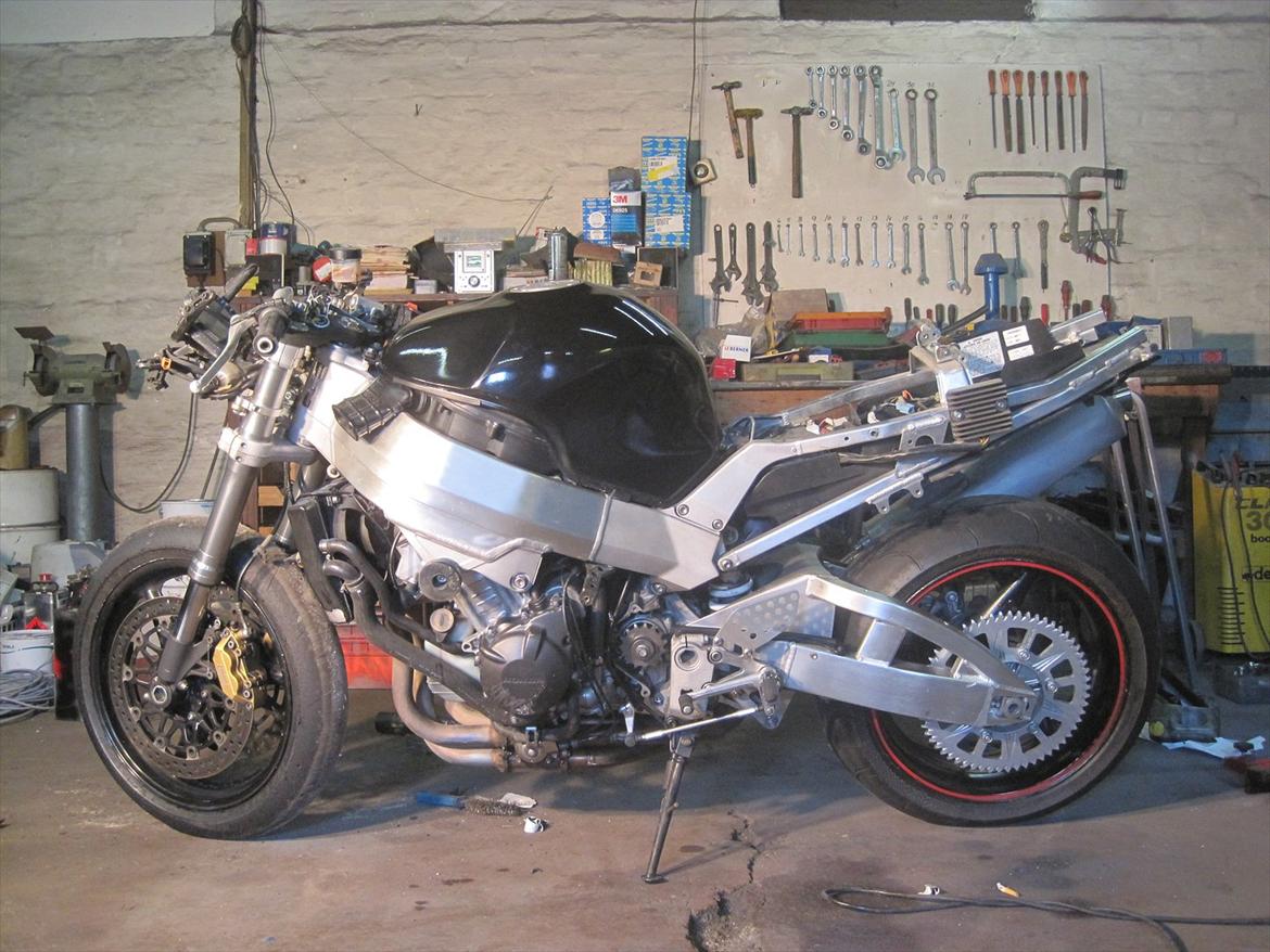 Honda cbr 900 sc 44 - Blev strippet ned , ny bagdæk og tandhjul indenfor 48timer  billede 2