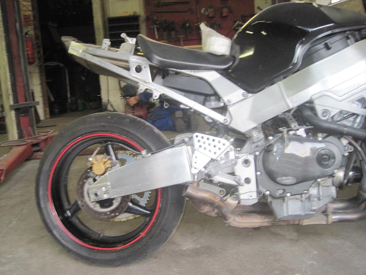 Honda cbr 900 sc 44 - Af med den originale "tønde" på siden  billede 6