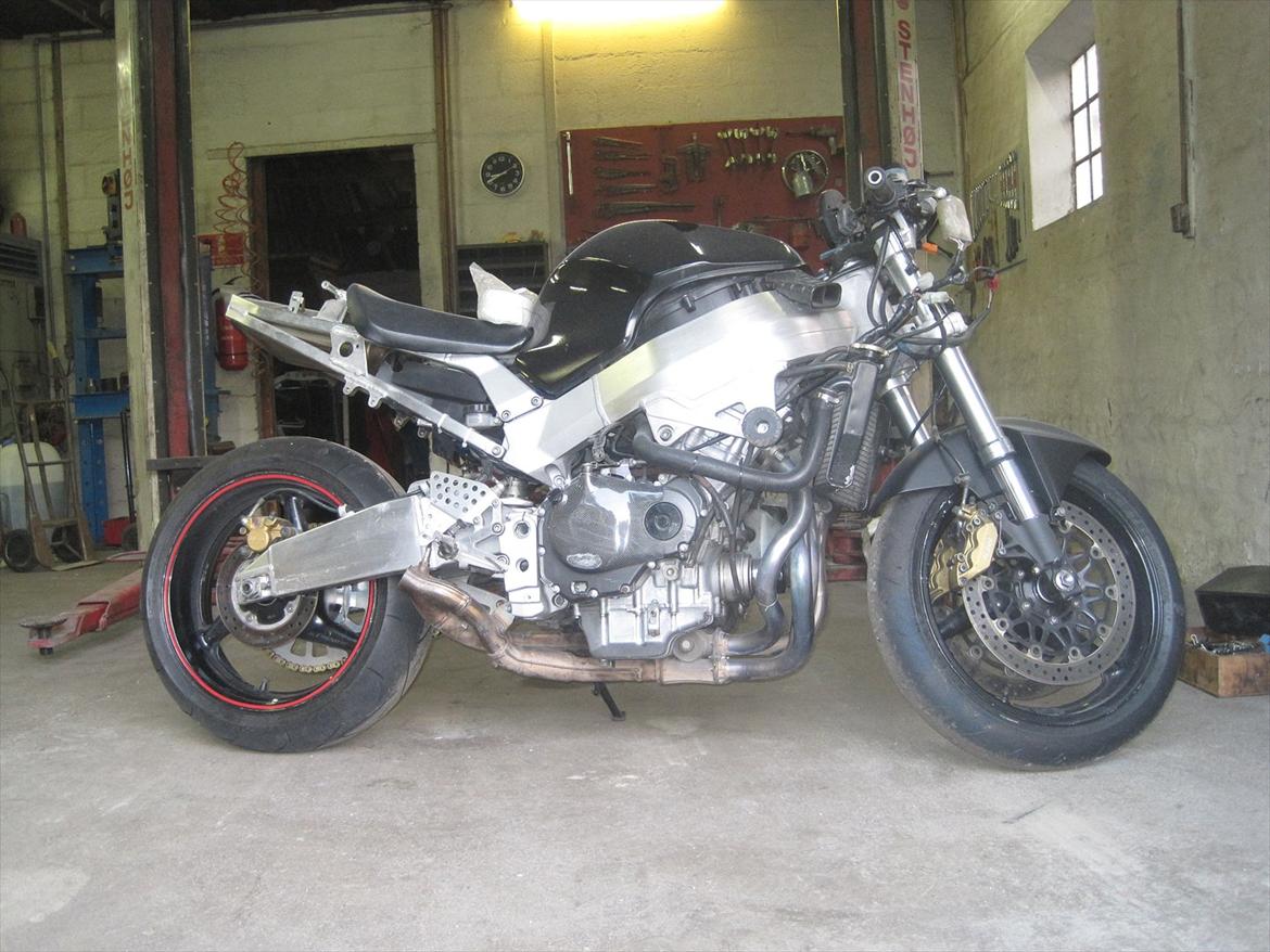 Honda cbr 900 sc 44 - Så skal der findes forbindelse /mellemrør , 3 stk 90graders bøjninger rustfri  billede 7