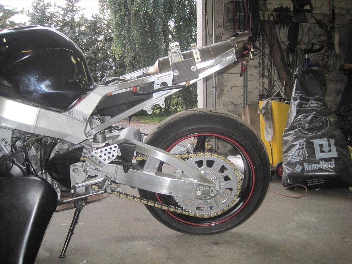 Honda cbr 900 sc 44 - Frihøjde og bagstel kortet af med ca.40mm.  billede 9