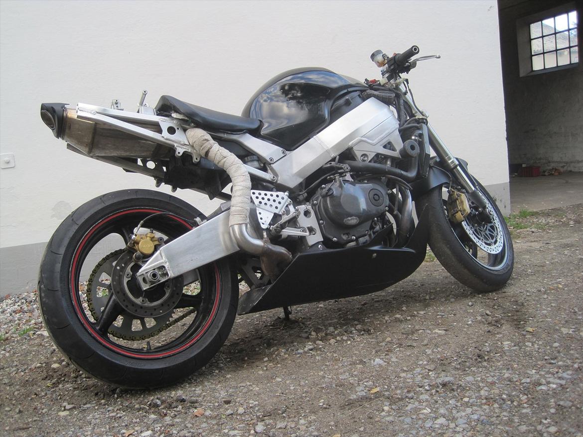 Honda cbr 900 sc 44 - Powerwrap fra T.Ansen , fint til formålet , farver det sort senere  billede 12