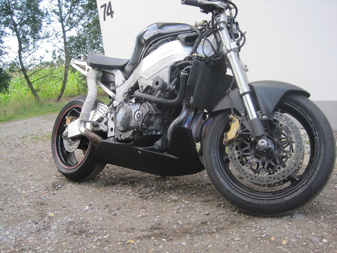 Honda cbr 900 sc 44 - 330 skiver , skulle efter sigende være perfekt til laaaannngeeee stoppies så ser frem til test på det lukkede areal :D
 billede 13