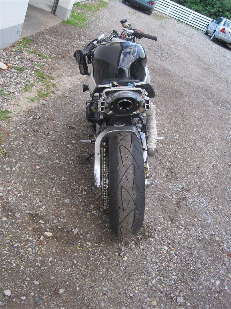 Honda cbr 900 sc 44 - Endestykket farvet sort , passede lidt bedre end den kedelige grå , potten er standard fra en CBR600RR og siger 0 og niks !
 billede 14