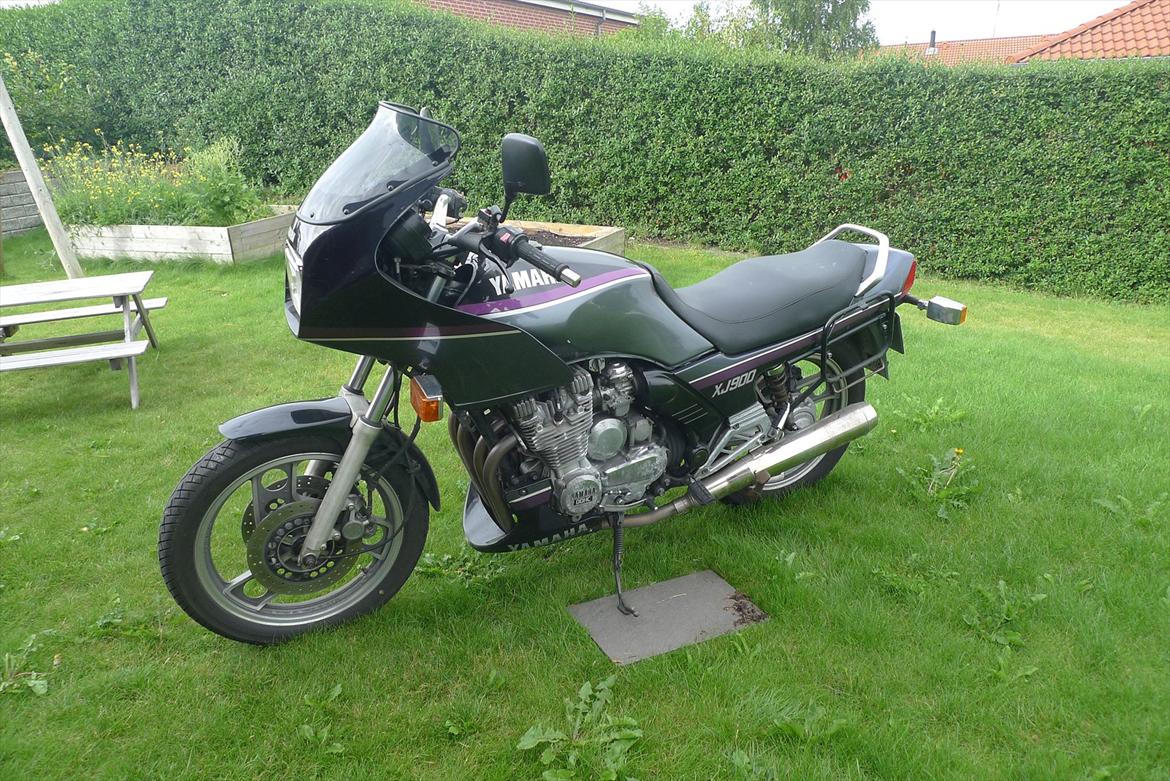 Yamaha XJ 900 - Vue over hele herligheden fra venstre side. billede 1