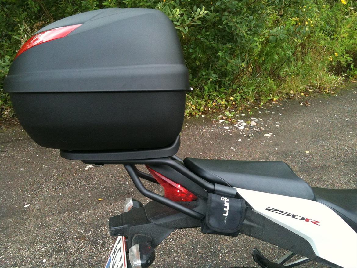 Honda CBR 250 RA (SOLGT!) - GIVI topbox + rack monteret. Indkøbt i England billede 12