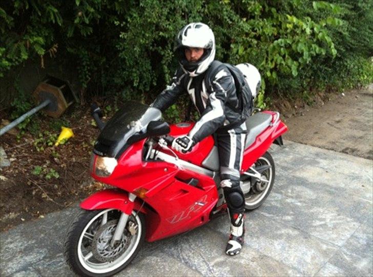 Honda VFR 750 - Her med fuldt udstyr: Spyke 2-delt læderdragt, Sidi Vertigo Corsa Air støvler, Schubert S1 pro primær hjelm, Marushin 999 RS passager hjelm og Dainese Piston Handsker.  billede 9