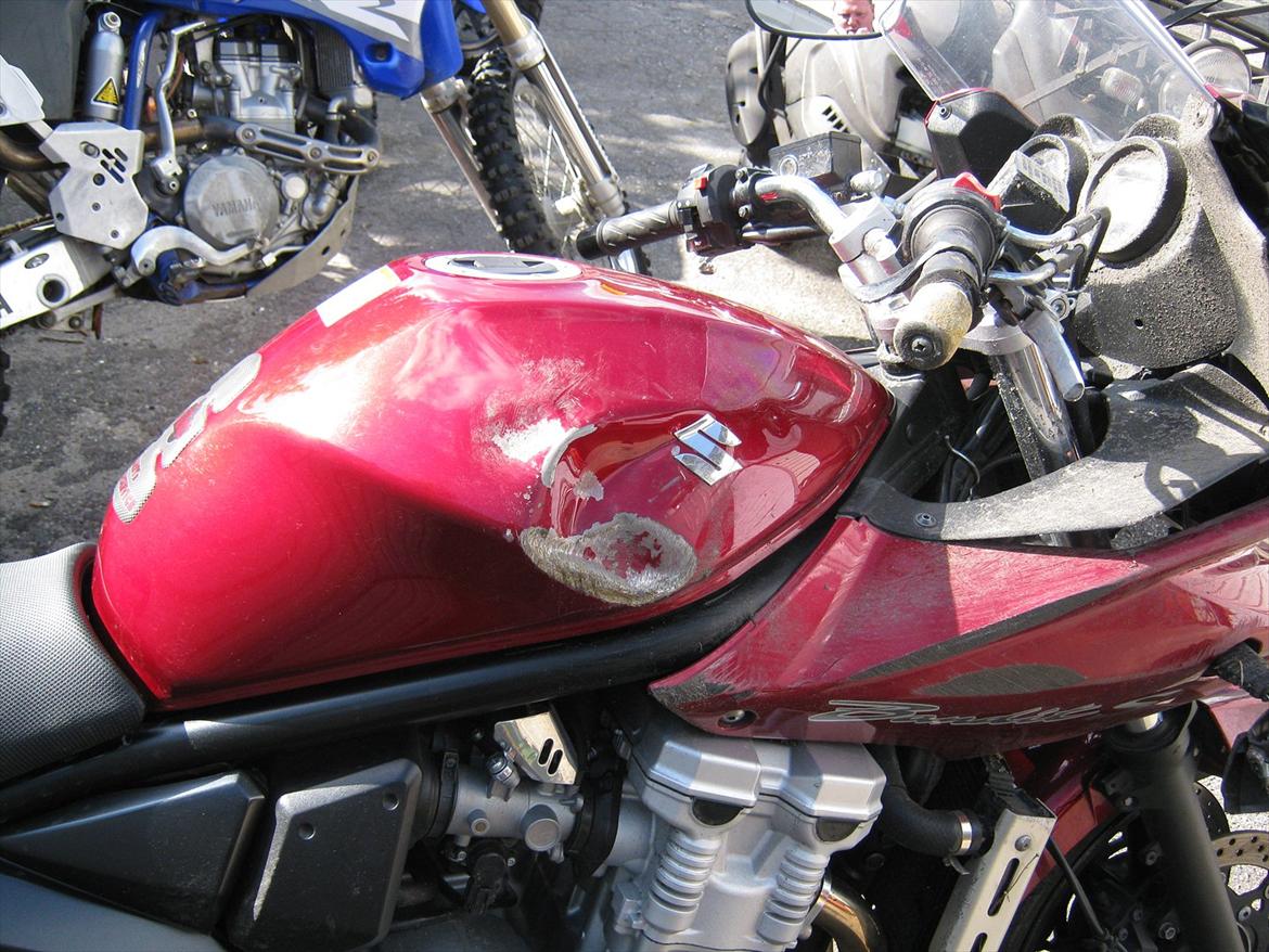 Suzuki GSF 650 Bandit ( Smadret ) - Et par buler i tanken blev det til billede 11