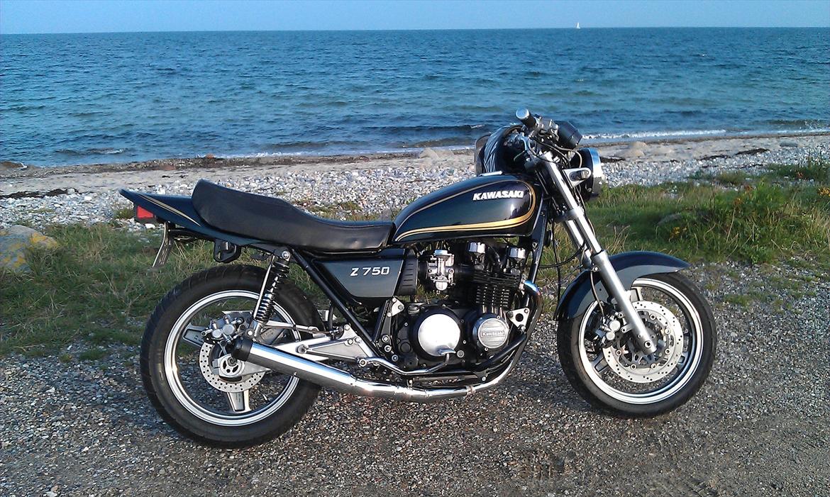 Kawasaki Z 750 - Chrombagskærmen afmonteret og lygterne bagpå er tilpasset det nye look billede 18