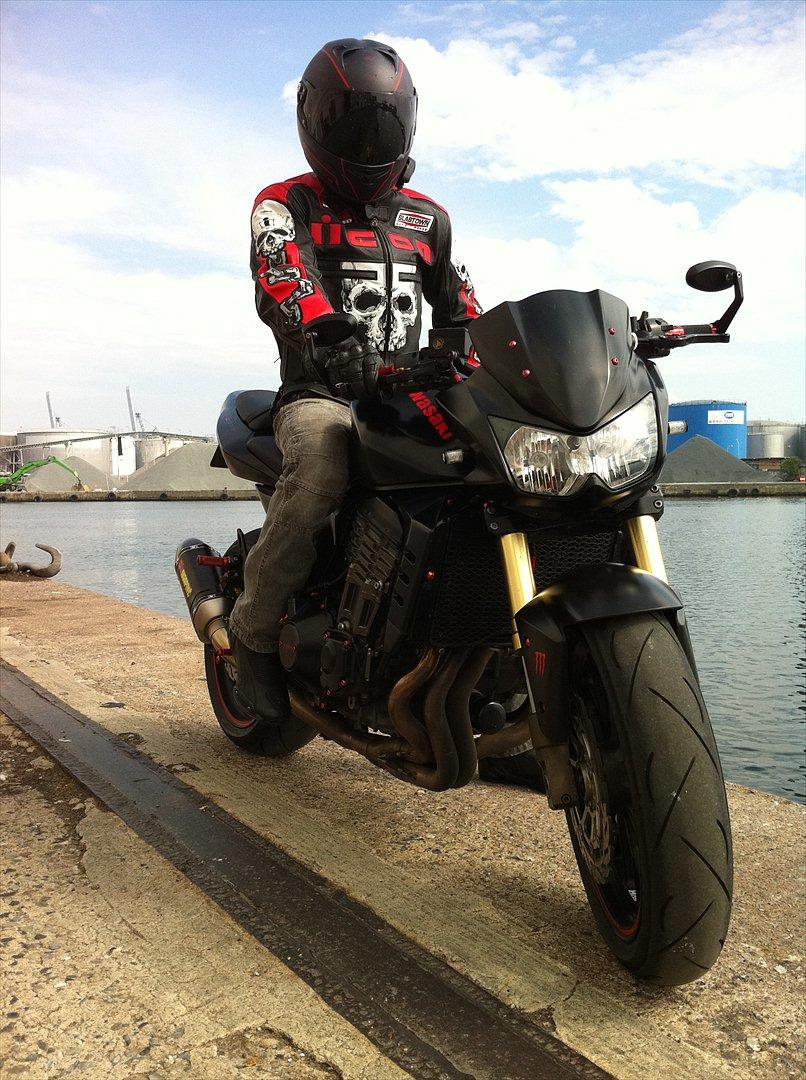 Kawasaki Z1000 "R" - Icon jakke og Nexx Carbon hjelm der matcher cyklen billede 4