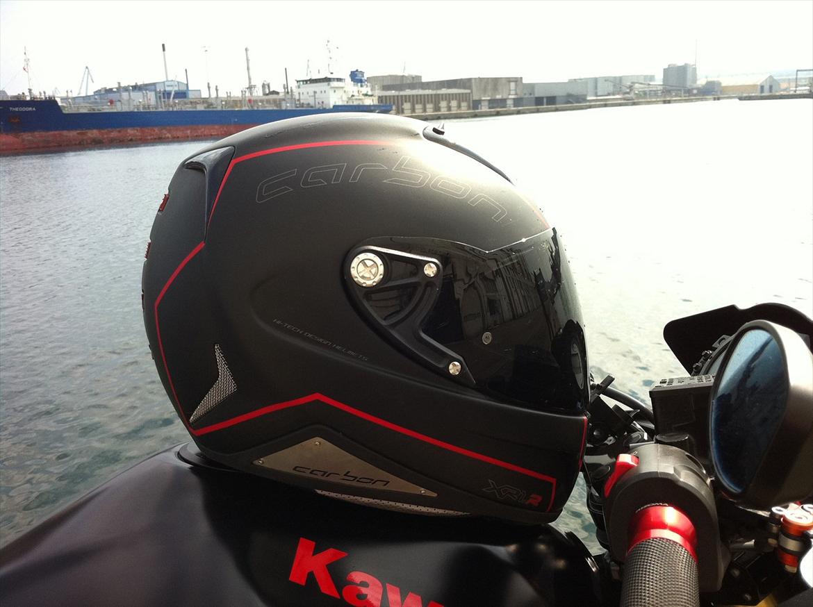 Kawasaki Z1000 "R" - Nexx hjelm i carbon. Vejer kun 1200 g. Bedste hjelm jeg har haft og så matcher den cyklen perfekt :-) billede 7