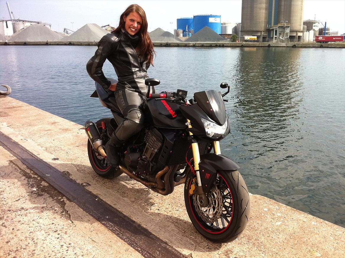Kawasaki Z1000 "R" - Når hun kan lokkes væk fra sin Ducati indtager hun nogle gange bagsædet :-) billede 5
