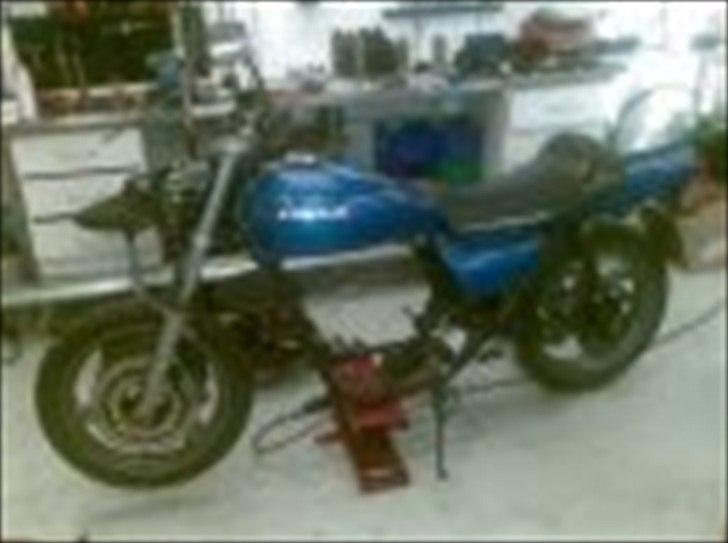 Kawasaki Z900 - lidt på vej. Jeg skrottede en XJ 600 D ned, og tog hjul, gaffet og lidt ting..  billede 7
