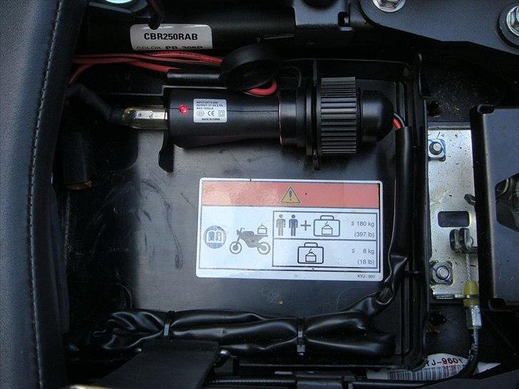 Honda CBR 250 RA (SOLGT!) - 12V Cigartænder stik pladseret under bagsæde. USB kabel ført op til styret ved holder til iPhone. billede 16