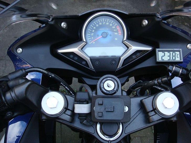 Honda CBR 250 RA (SOLGT!) - Holder til iPhone + Vandtæt USB ladestik.
Termometer :-) billede 17