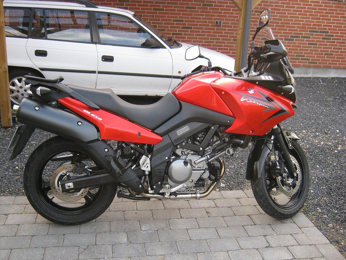 Suzuki DL V-Strom ( Solgt ) - Suzuki DL V-Strom med Opel Astra i baggrunden  billede 4