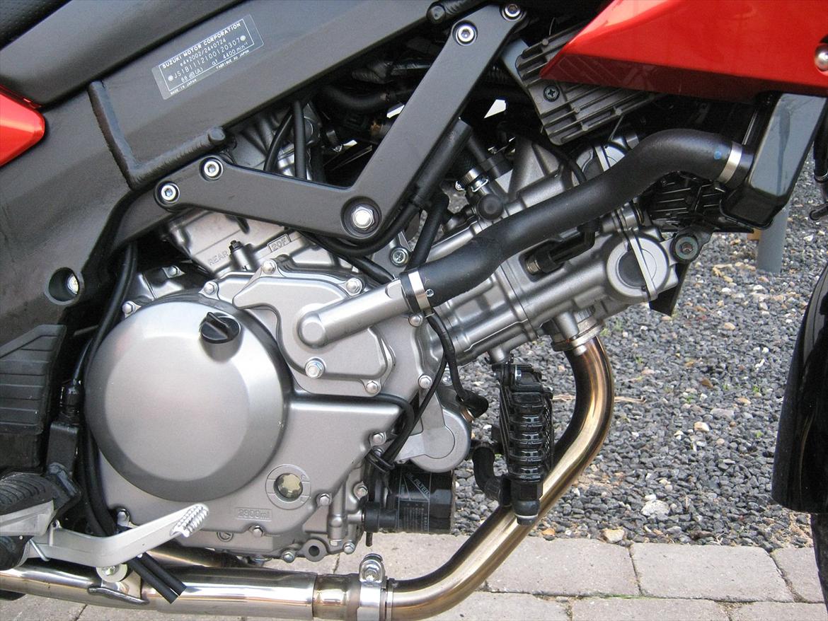 Suzuki DL V-Strom ( Solgt ) - Her ses noget af en v2 motor billede 5