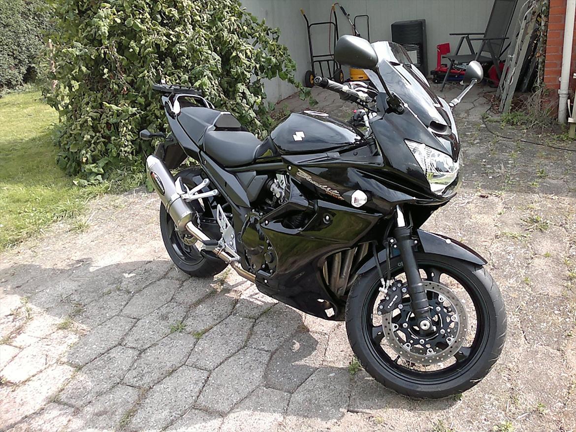 Suzuki GSF1250S Bandit (Solgt) - Underkåbe, hugger og Yoshimurapotte monteret.
Synes selv det klær den helt vildt. billede 1