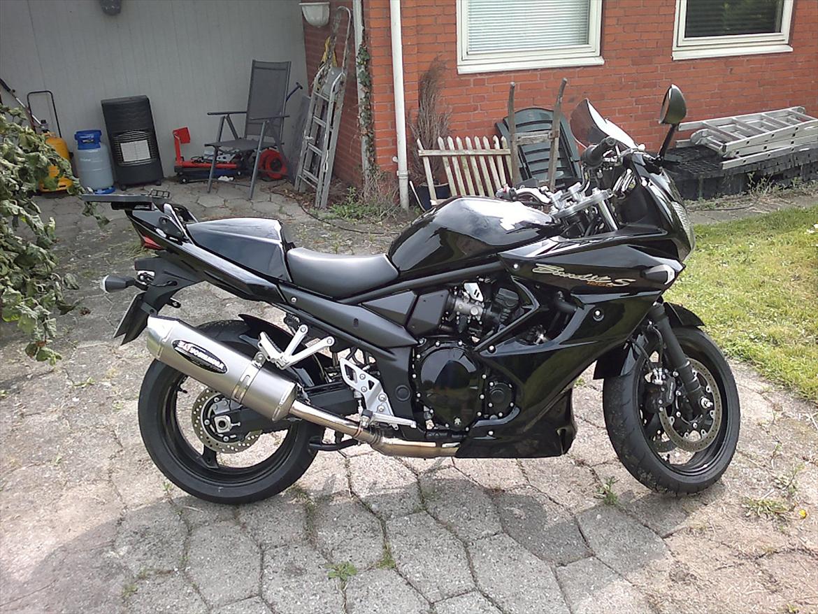 Suzuki GSF1250S Bandit (Solgt) - Underkåbe, hugger og Yoshimurapotte monteret.
Synes selv det klær den helt vildt. billede 2