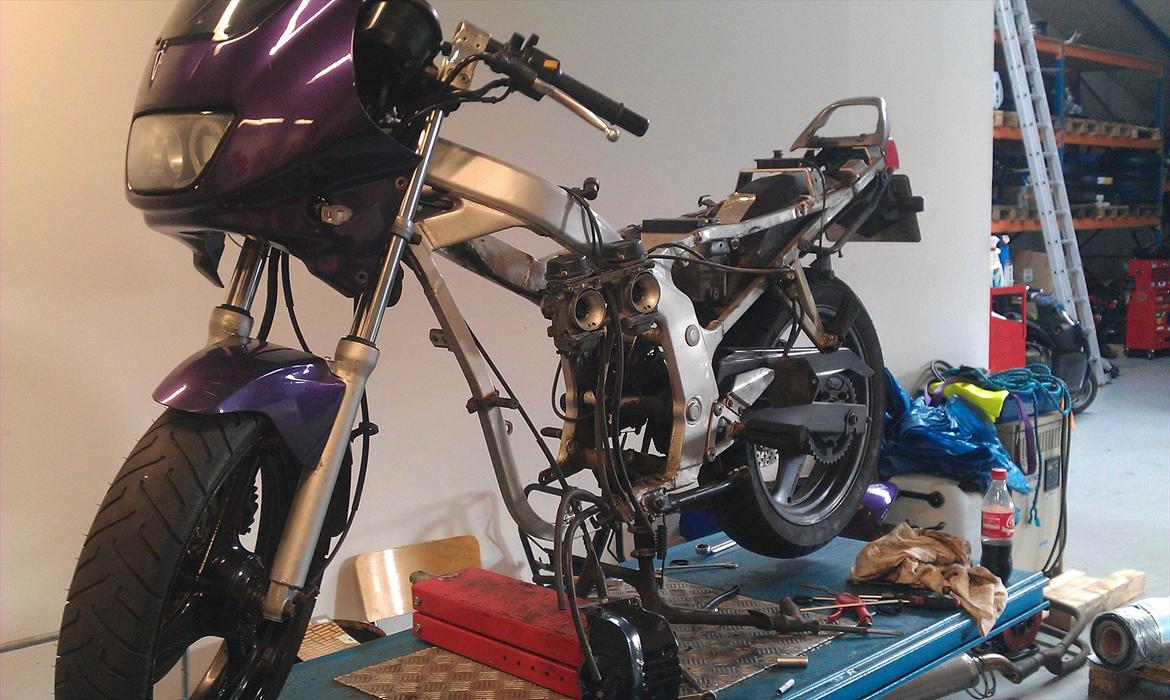 Suzuki GS 500E (SOLGT) - d.01-09-2011  Motoren skulle lige ud for at blive renoveret ikke meget tilbage hehe  billede 6