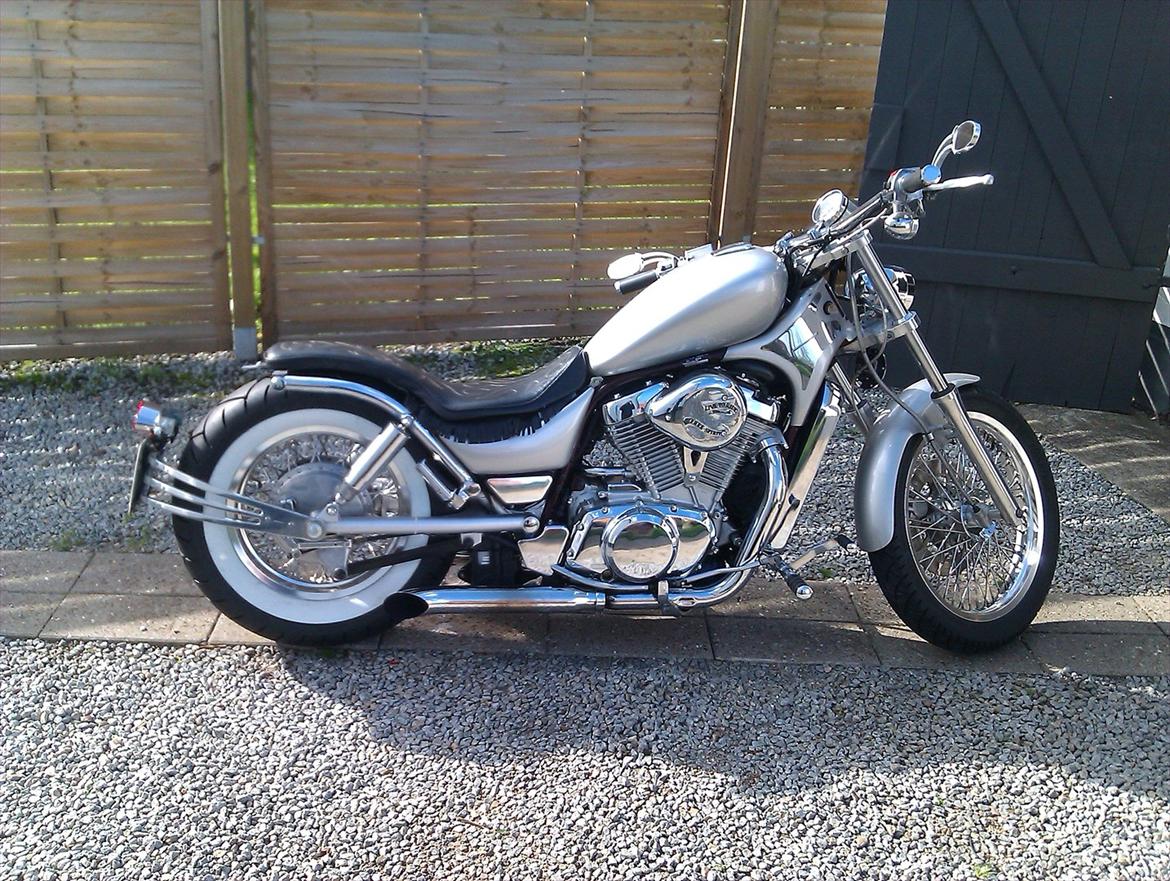 Suzuki INTRUDER - Bum, så kom der nyt bagdæk på og væk med skærmen :) billede 8