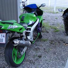 Kawasaki ZX9R *SOLGT*