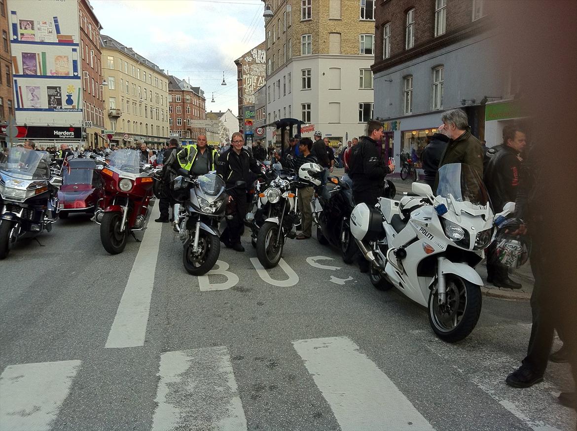 BMW R 1100 R - BMW og mig, bakke lukning 2011.
Skal man ligge forest i flokken, skal der stå POLITI på cyklen he he he billede 5