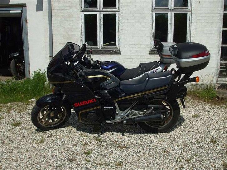 Suzuki GSX1100EFG - Efter endt restaurering, ved siden af min ellers udmærkede GS500F, som er blevet solgt efterfølgende. billede 1