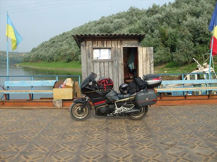 Suzuki GSX1100EFG - Så fik den lov til at stå sin prøve kort efter genopbygningen!
Dette billede er taget på en kabeltræksfærge over Dniestr mellem Moldova og Ukraine (!) - kort forinden punkterede jeg på fordækket; det blev repareret med en skrue med hjælp fra de lokale. c billede 2