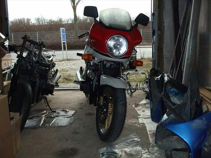 Suzuki GSX1100EFG - Ja, hvad gør man med en køreklar maskine, der mangler kåbe og tank, fordi det er ved autolakerer? Godt, at jeg havde flere af slagsen liggende, så jeg dog kunne testkøre den færdigsamlede bike. c",) billede 3