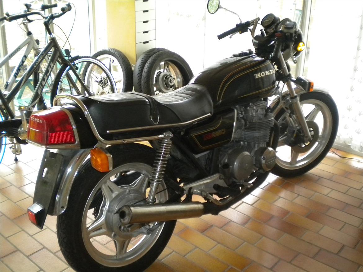 Honda cb650 solgt - Står orginal, dog med andet udstødning som siger for lidt :( billede 3